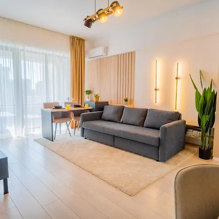 Union Plaza - Balcony Delight In Center Apartment *